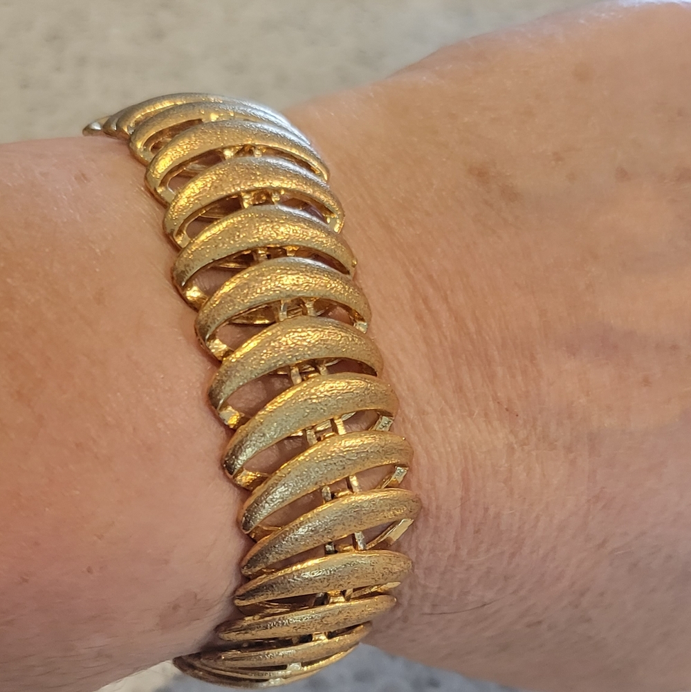 VINTAGE GOLD TONE BRACELET